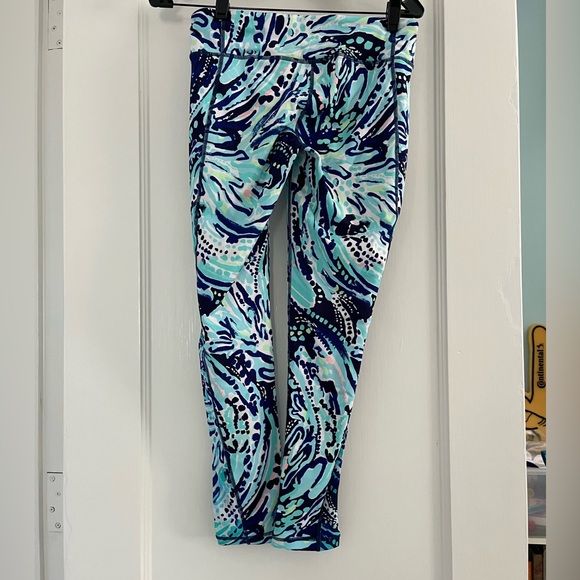 Lilly Pulitzer Luxletic Weekender Leggings Mid-Rise 24" Crash the Bash Size Med - Picture 4 of 5